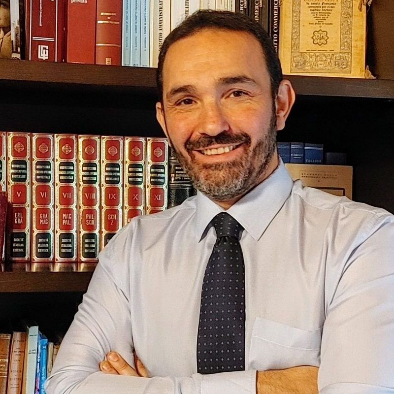 Luca Morini, Data Protection Officer e consulente privacy, nel suo studio con libreria